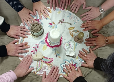 Des mains posées sur le sol, cercle de femmes