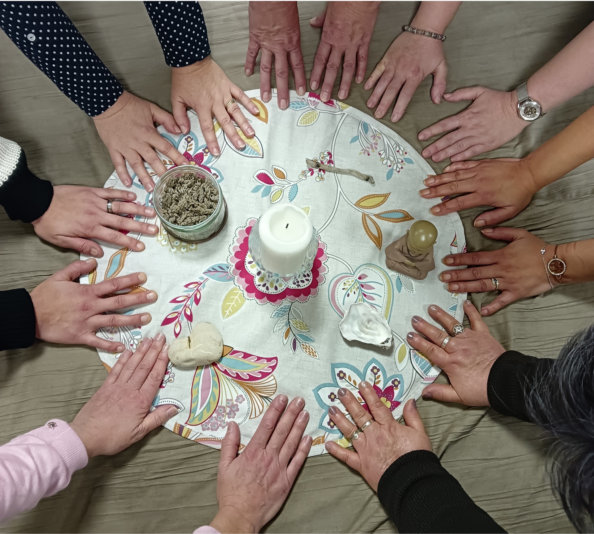Des mains posées sur le sol, cercle de femmes